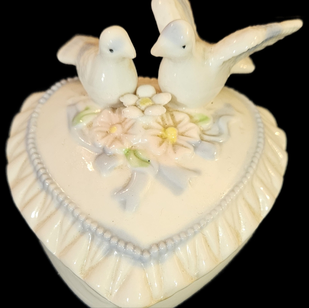 A vintage 1970s Doves porcelain trinket box - K Collection.  154A